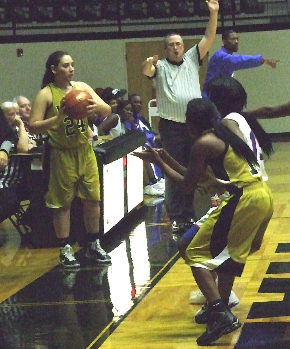 Image: Italy’s Kendra Copeland(10) calls for the ball as teammate Alyssa Richards(24) prepares to inbound.