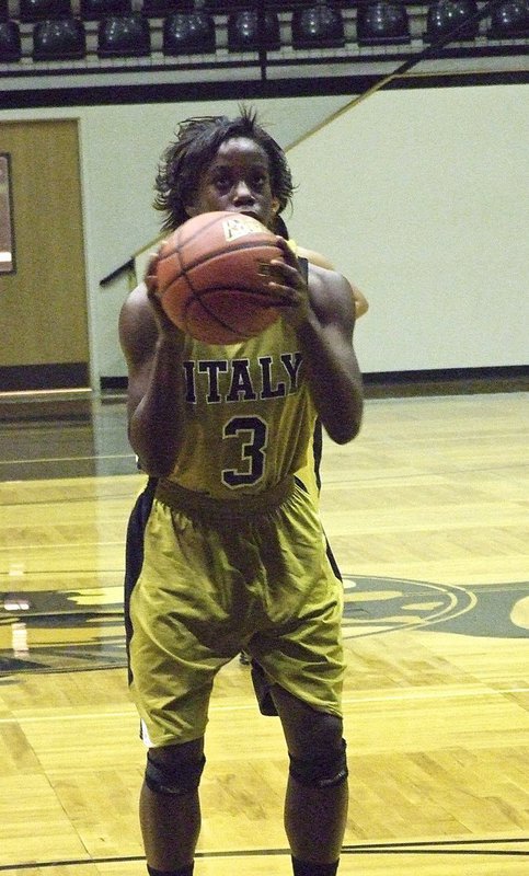 Image: Kortnei Johnson(3) goes 6-of-13 from the line and put in 15 baskets to total 32-points against Gateway.