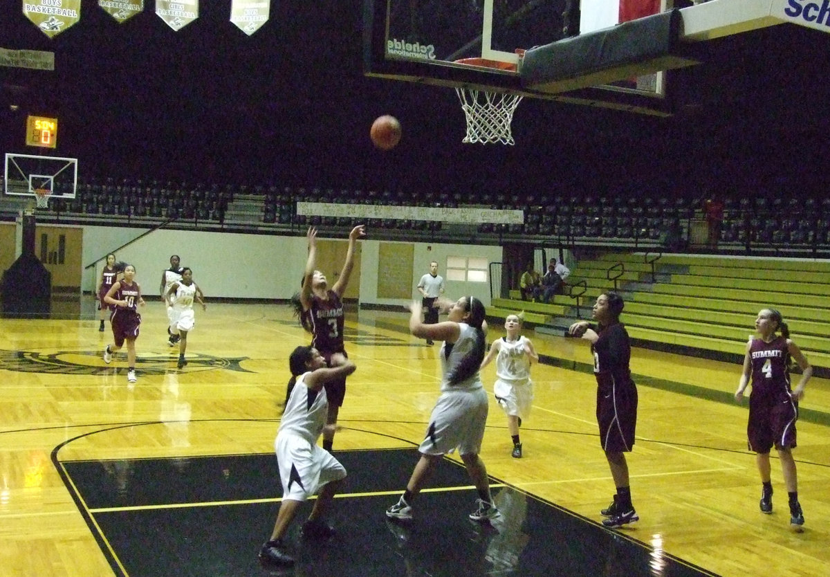 Image: Lady Gladiators Ryisha Copeland #11 and Alyssa Richards #24 guard under the basket.