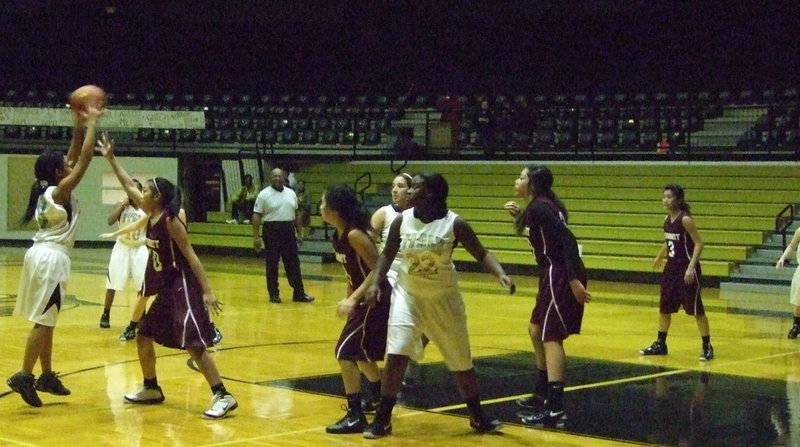 Image: Ryisha Copeland #11 passes to Alyssa Richards #24 at the top of the lane.