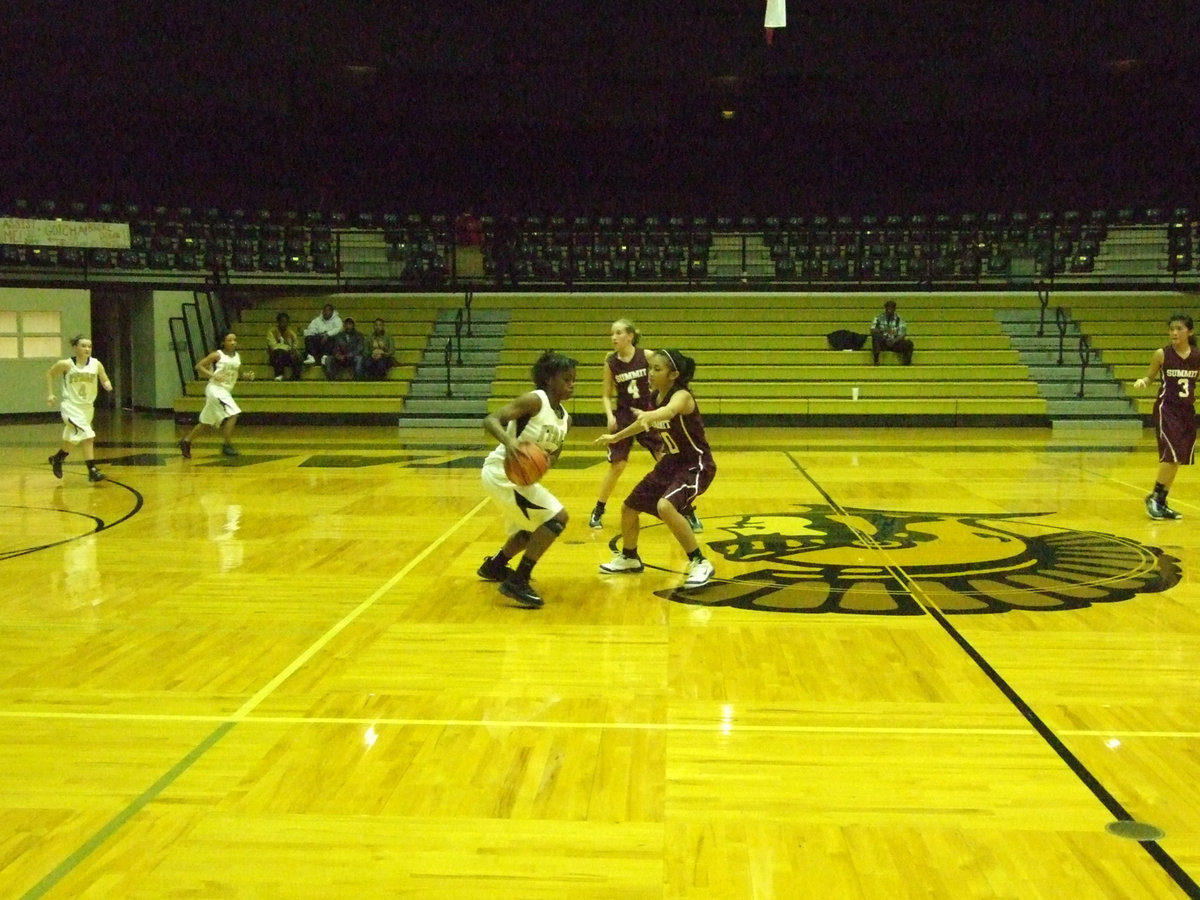 Image: Kortnei Johnson #3 dribbles around the summit of Arlington’s defense.