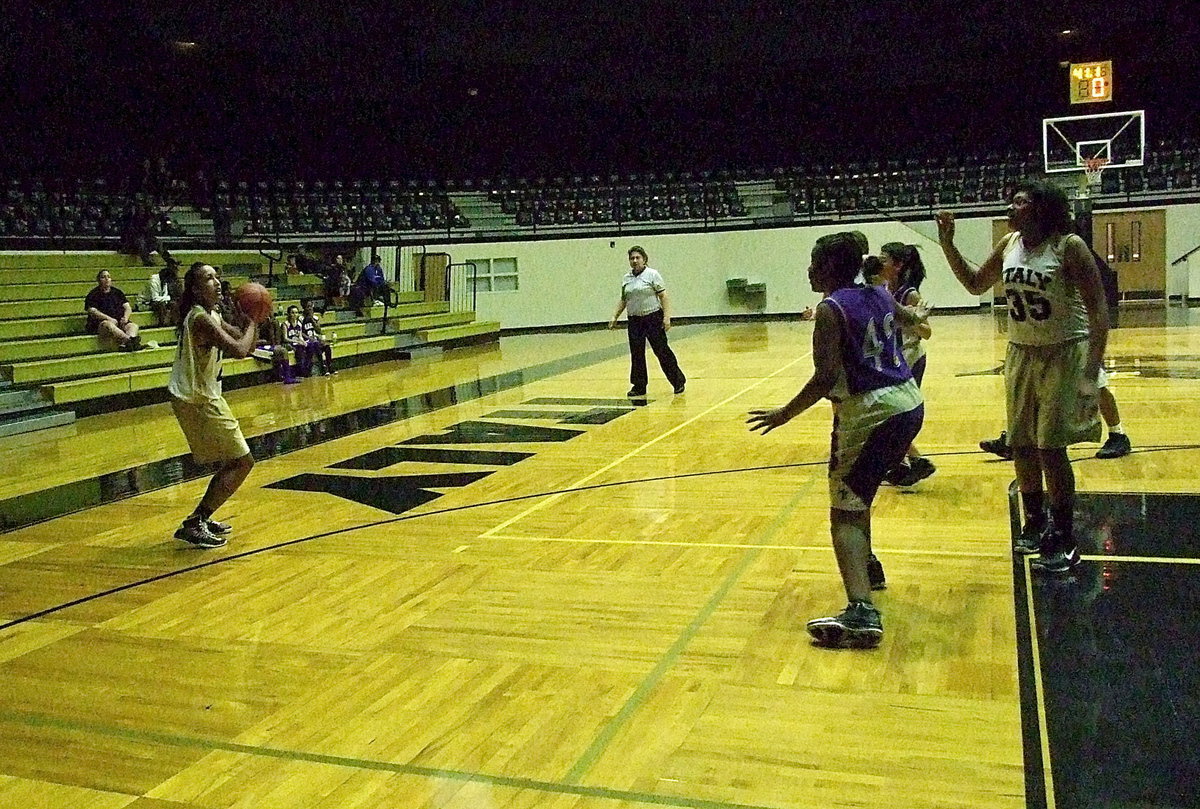 Image: Marlin fails to cover Emily Cunningham(44) who decides to take the open shot from behind the arc.