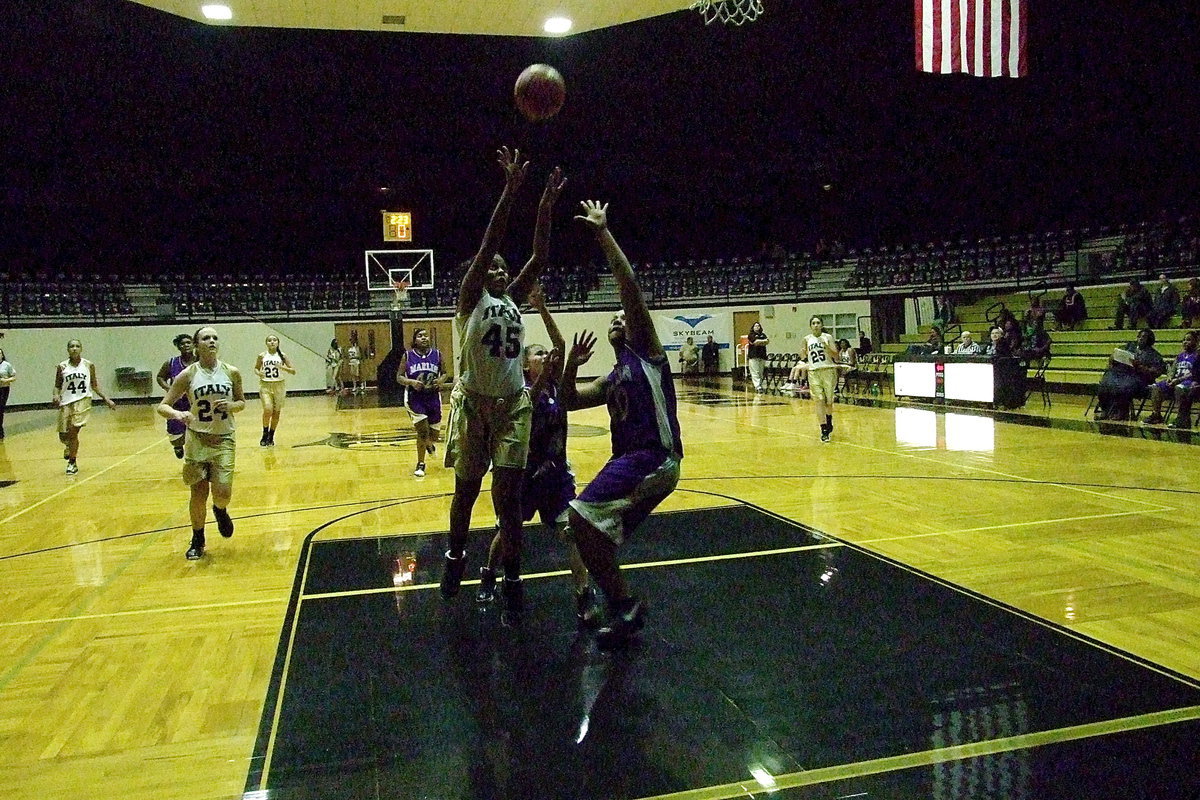 Image: Italy JH’s Charisma Anderson(45) scores over a Marlin defender.