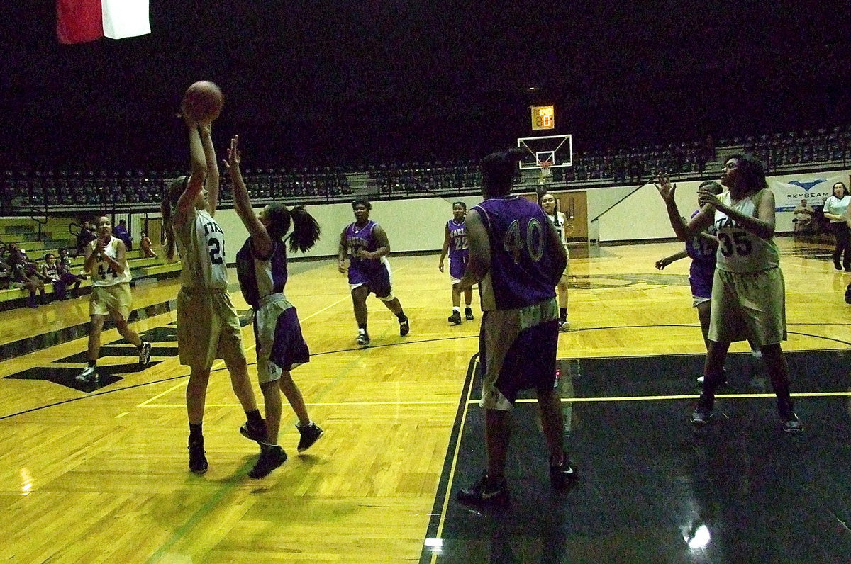 Image: Annie Perry(25) spots Oleshia Anderson(35) open in the lane.