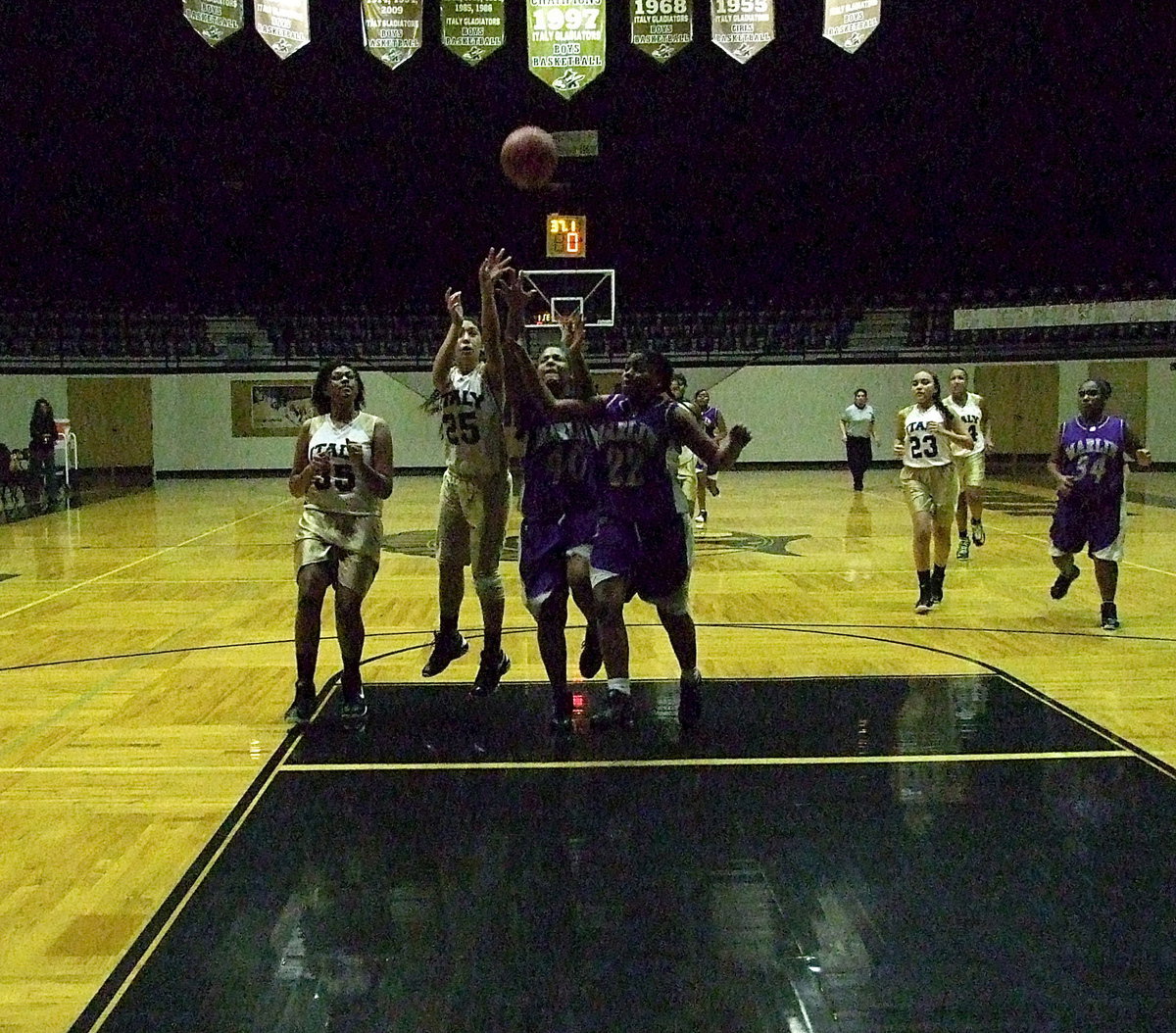 Image: Italy JH’s Elizabeth Garcia(25) pulls up for a quick hitter in the lane.