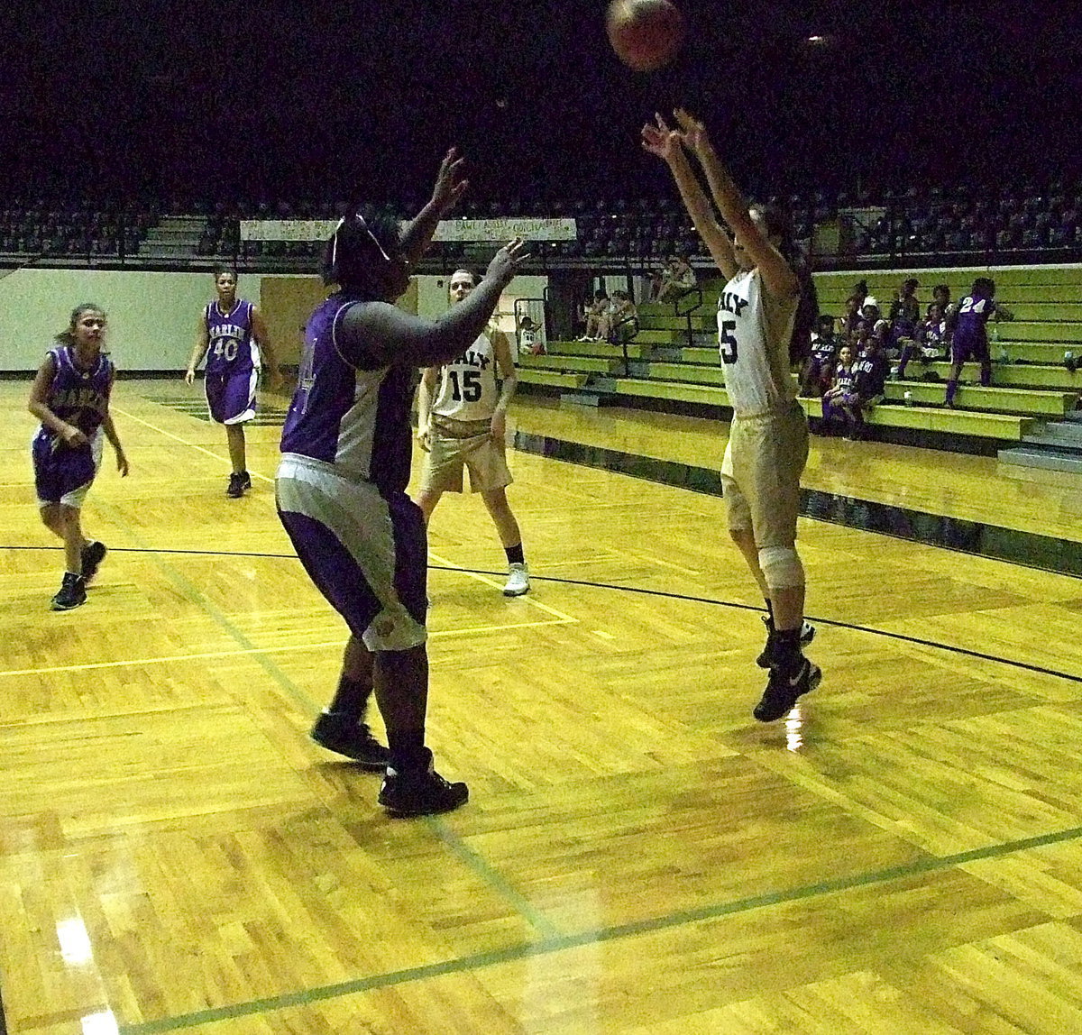 Image: Italy JH’s Elizabeth Garcia(25) had the range from outside against Marlin.