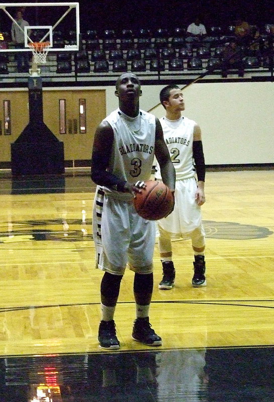 Image: Italy’s Marvin Cox(3) earns a trip to the line.