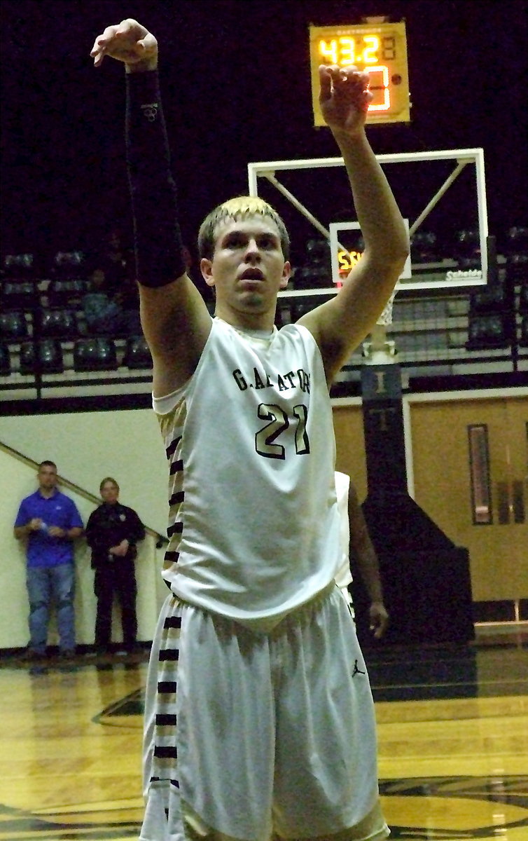 Image: Italy’s Cole Hopkins(21) was a perfect 4-of-4 from the line, totaled 18-points and secured 23 rebounds.