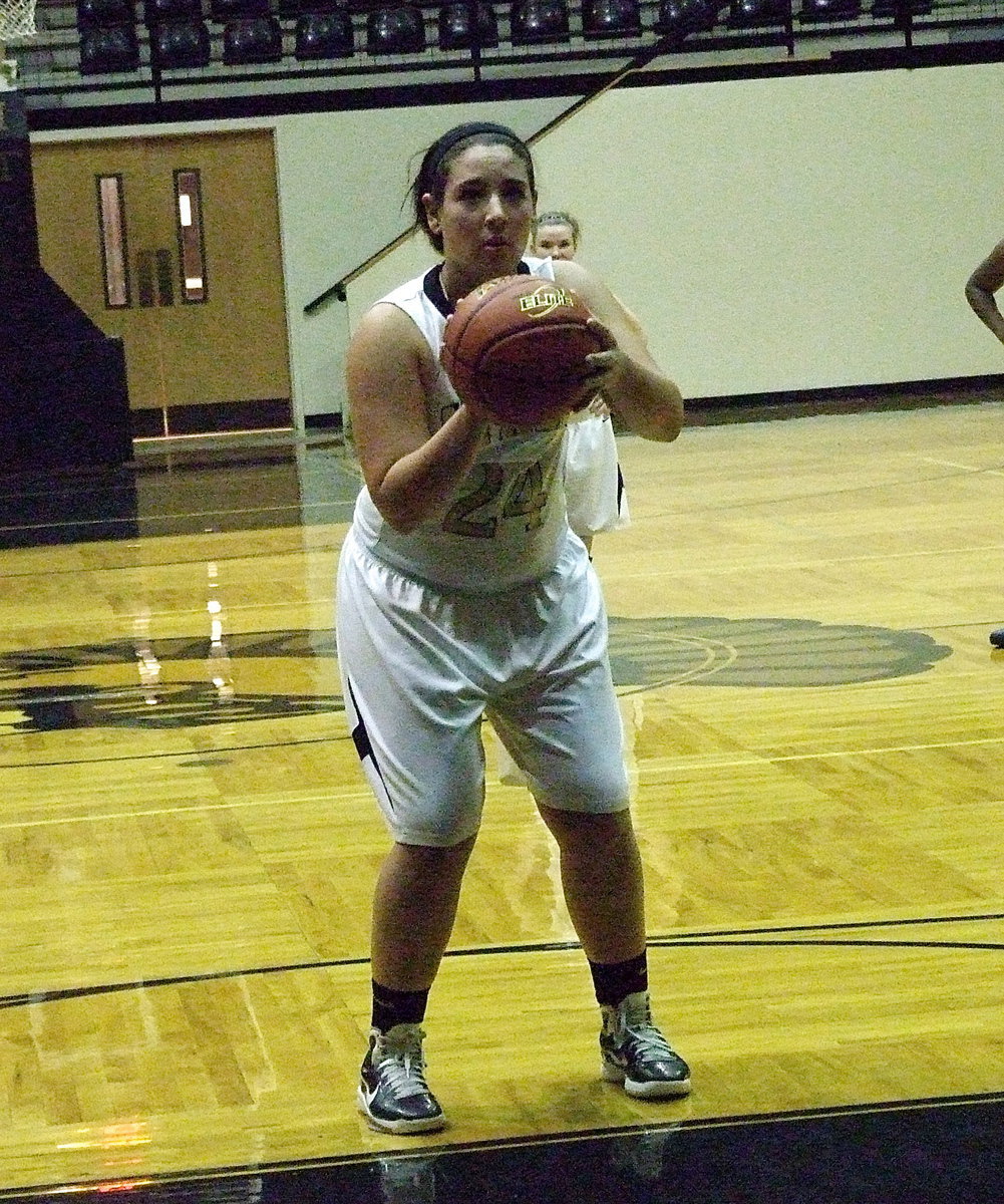 Image: Alyssa Richards(24) goes to the line for Italy.