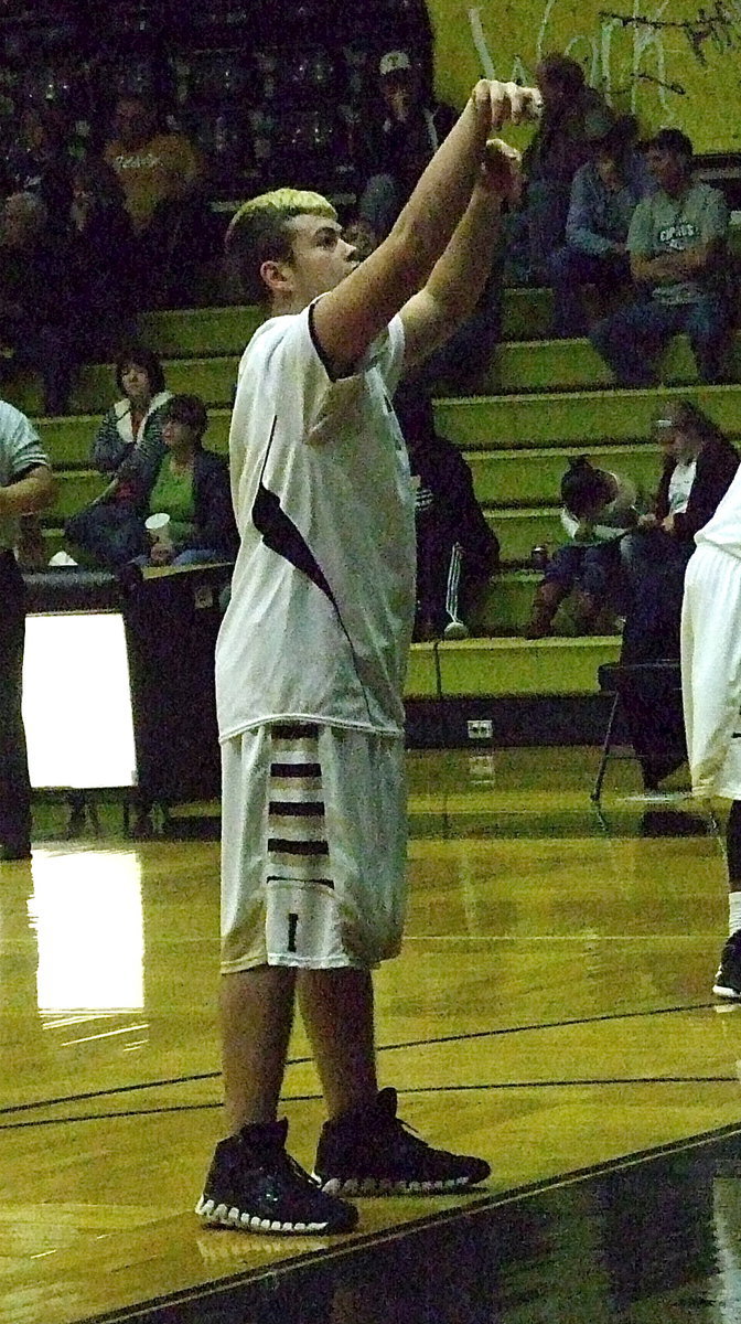 Image: Gladiator Zain Byers practices free-throws before Italy’s matchup with Grand Prairie Advantage Academy.