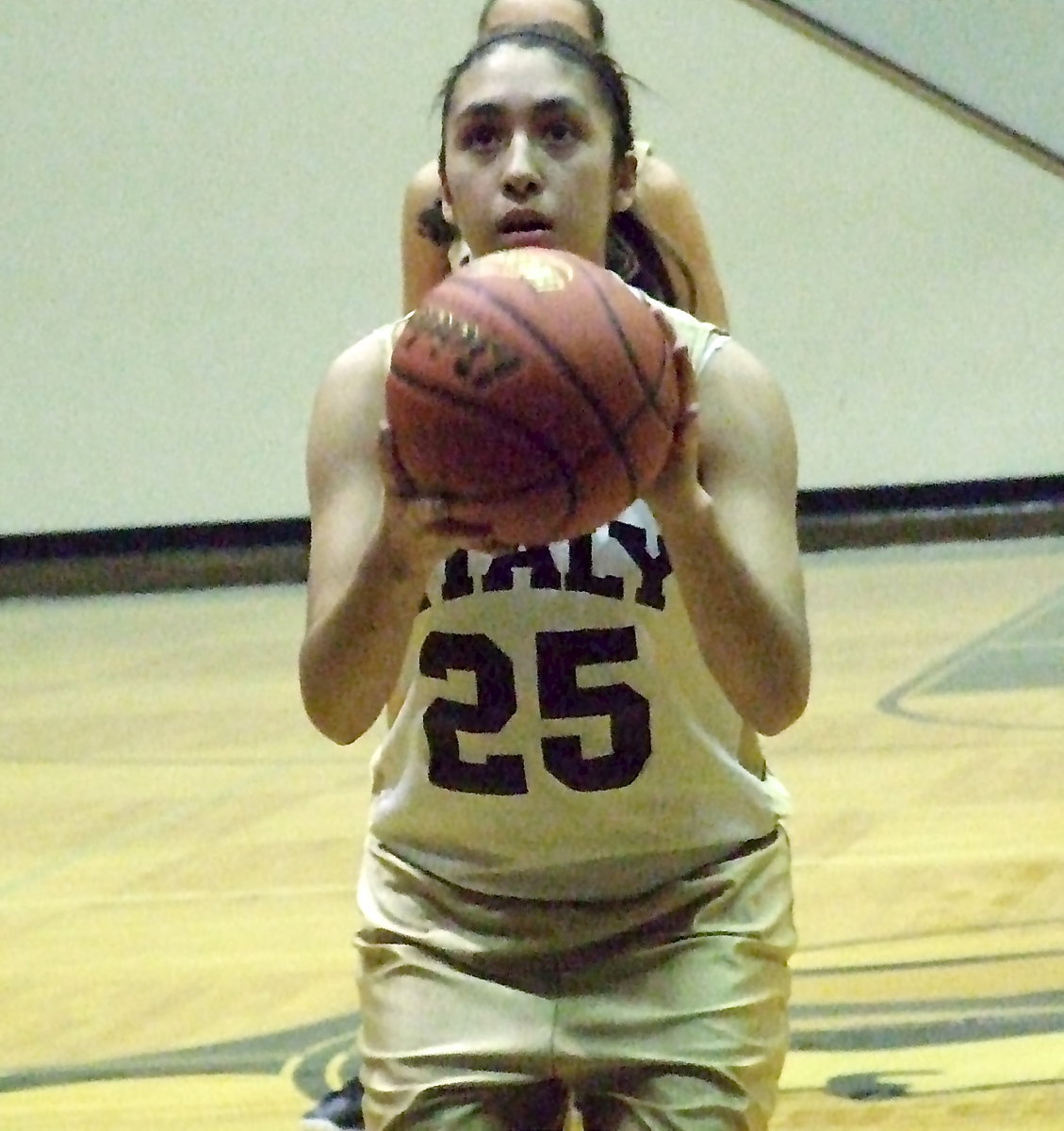 Image: Elizabeth Garcia(25) goes to the free-throw line for Italy’s A-Team.