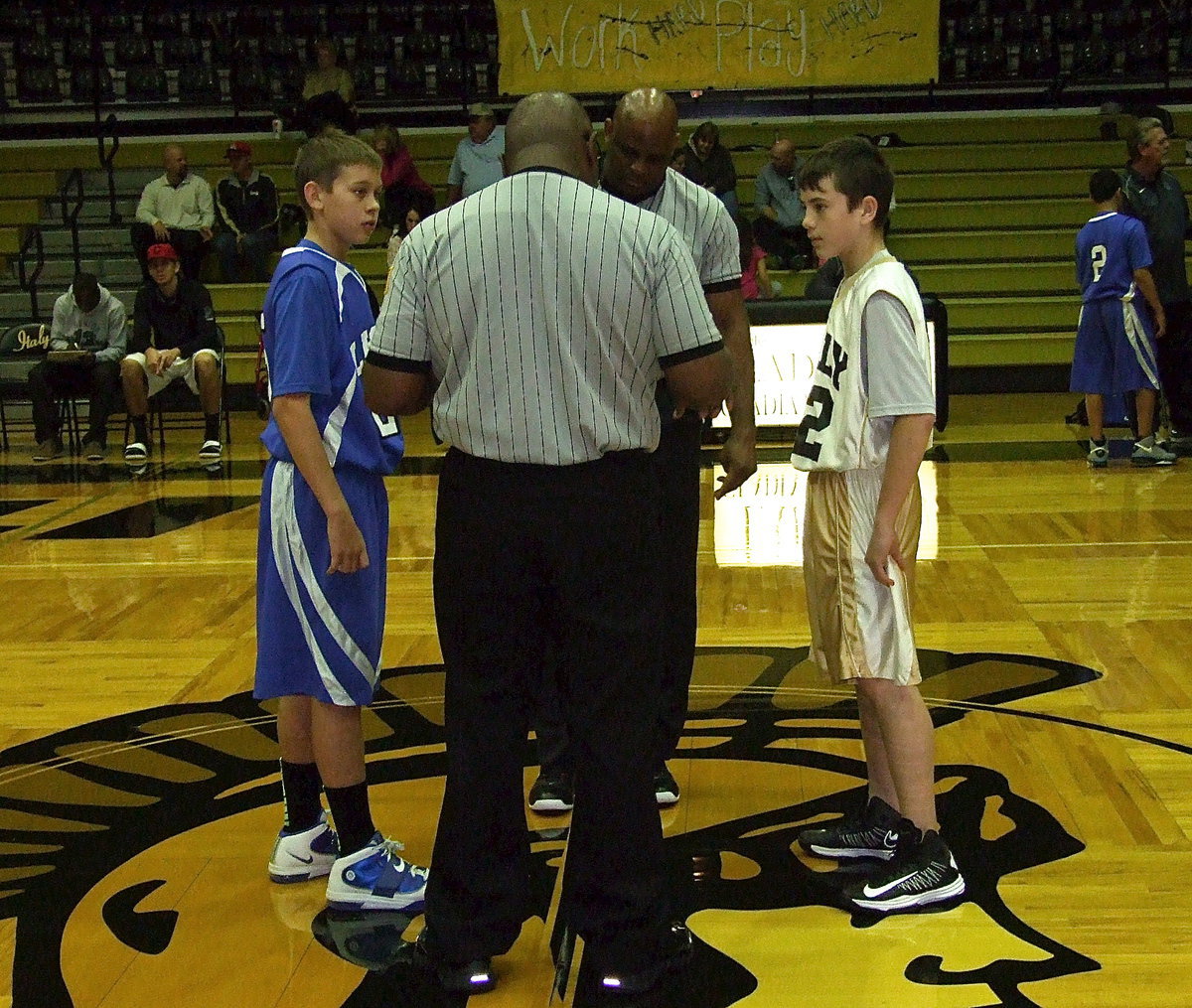 Image: Dylan McCasland(32) represents Italy’s 8th grade team as pre-game captain.