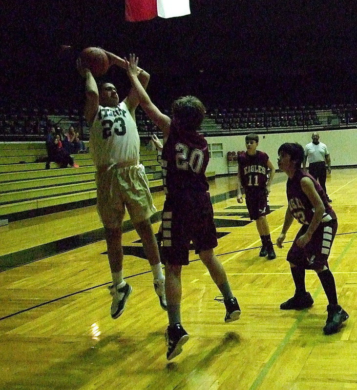 Image: David De La Hoya(23) rises and knocks down the baseline jumper.