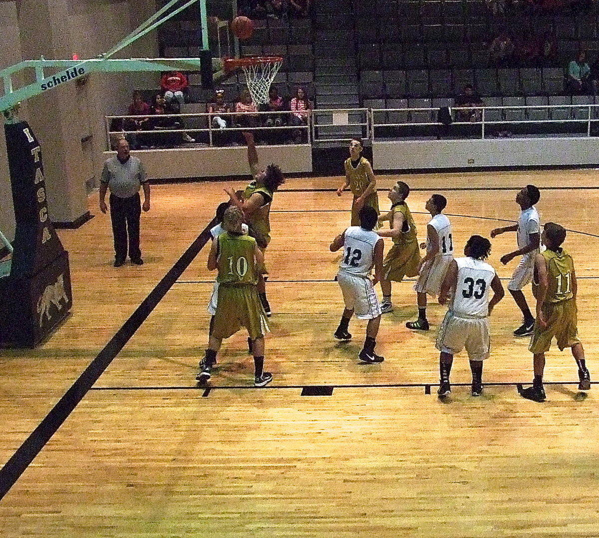 Image: Gladiator Kevin Roldan scores under the basket for Italy’s JV.