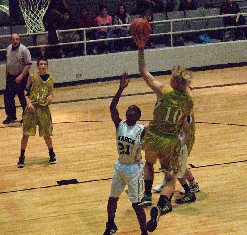 Image: Cody Boyd(10) helps lift Italy’s JV team to a victory over Itasca.