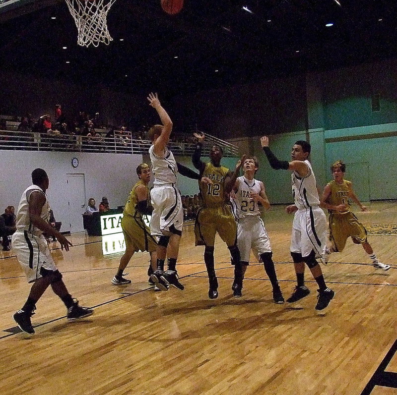 Image: Italy’s Eric Carson(12) lofts a shot over a Wampus Cat defender.