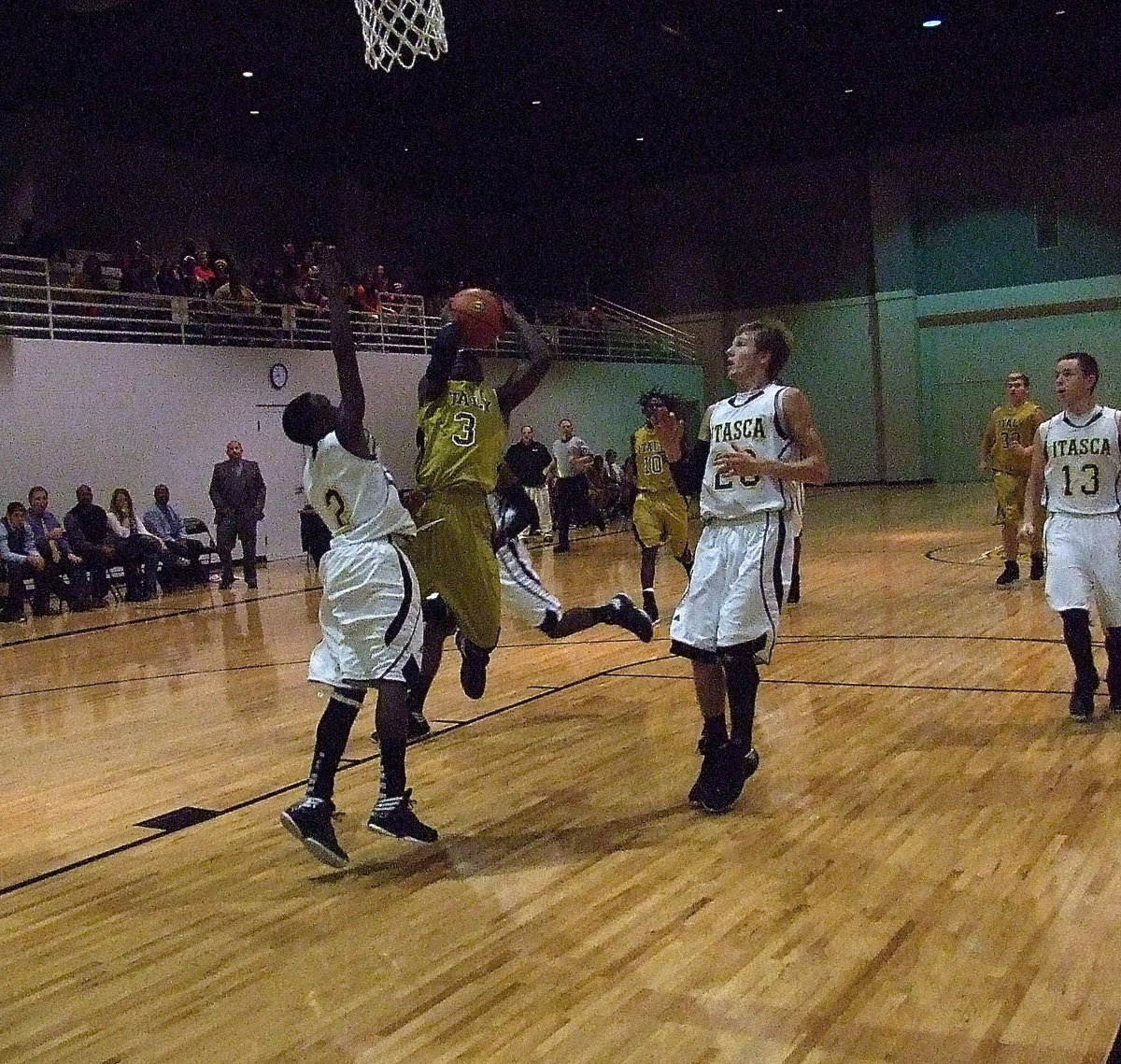 Image: Italy’s Marvin Cox(3) slips thru the Itasca defense to put up a shot.