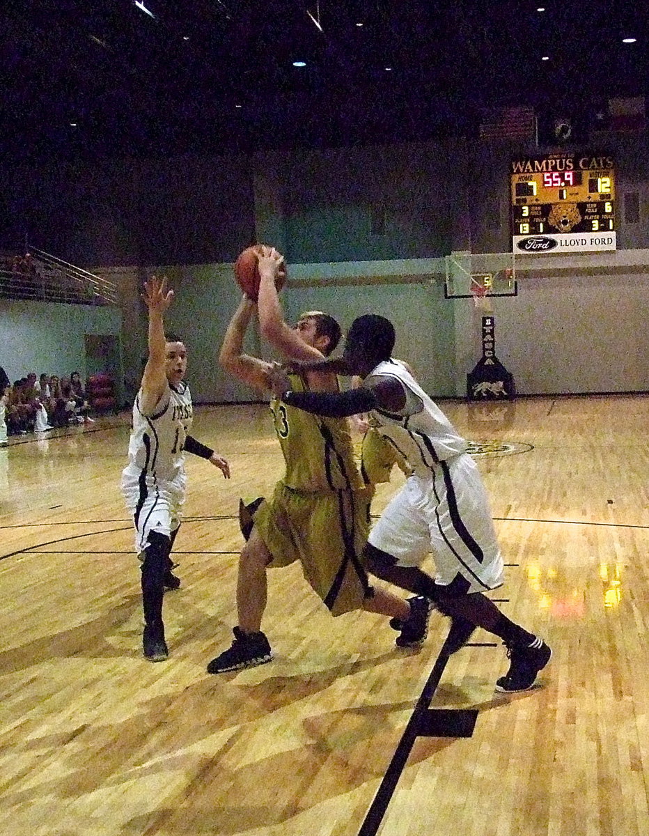 Image: Italy’s Zain Byers(33) makes an aggressive move toward the basket.