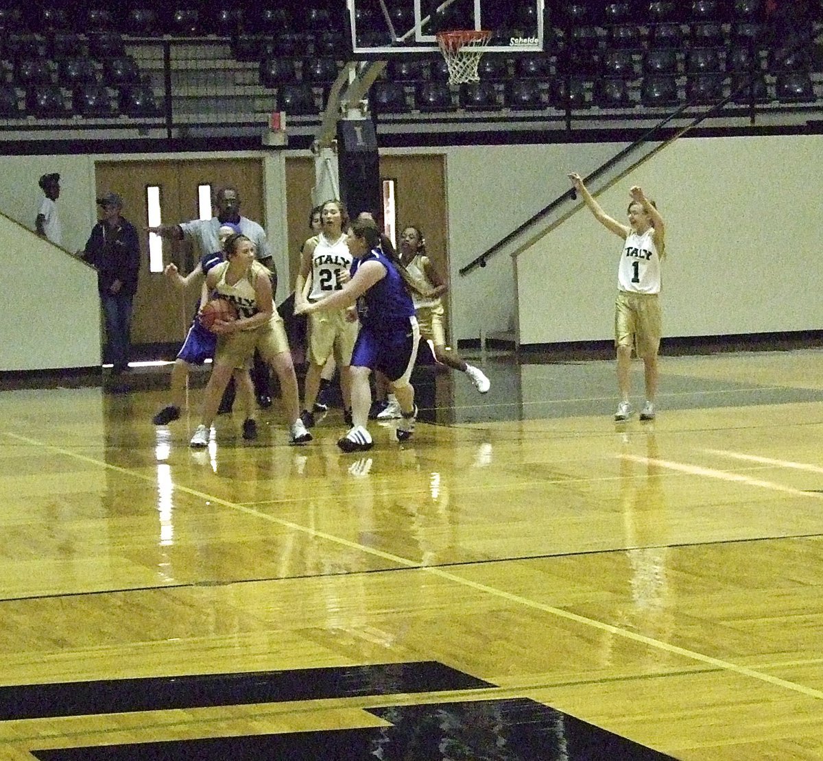 Image: B-Team Lady Gladiator Paige Cunningham(1) calls for the ball.