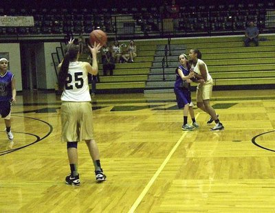Image: Emmy Cunningham(44) passes over to Elizabeth Garcia(25) and then cuts to the hoop.