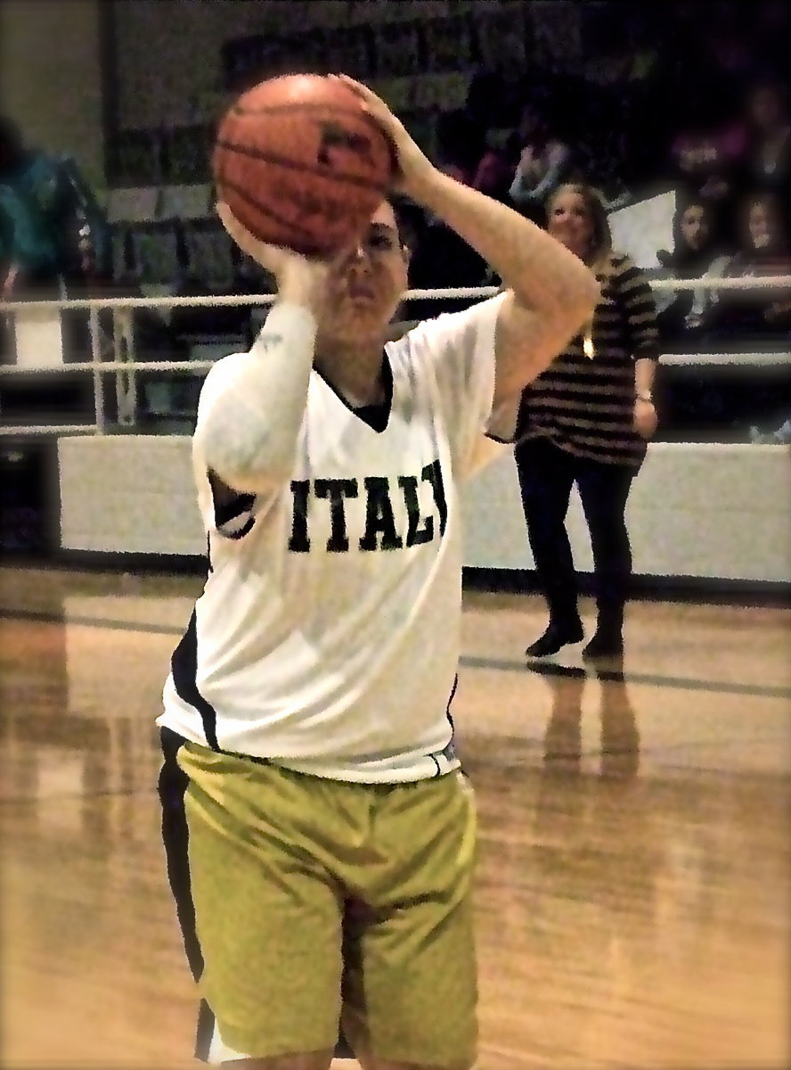 Image: Italy’s Alyssa Richards takes aim from the foul line in preparation for the game against Itasca.