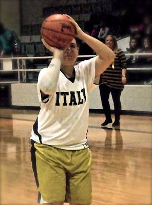 Image: Italy’s Alyssa Richards takes aim from the foul line in preparation for the game against Itasca.