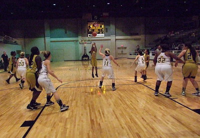 Image: Italy’s Kendra Copeland(10) takes a shot from the top of the key.