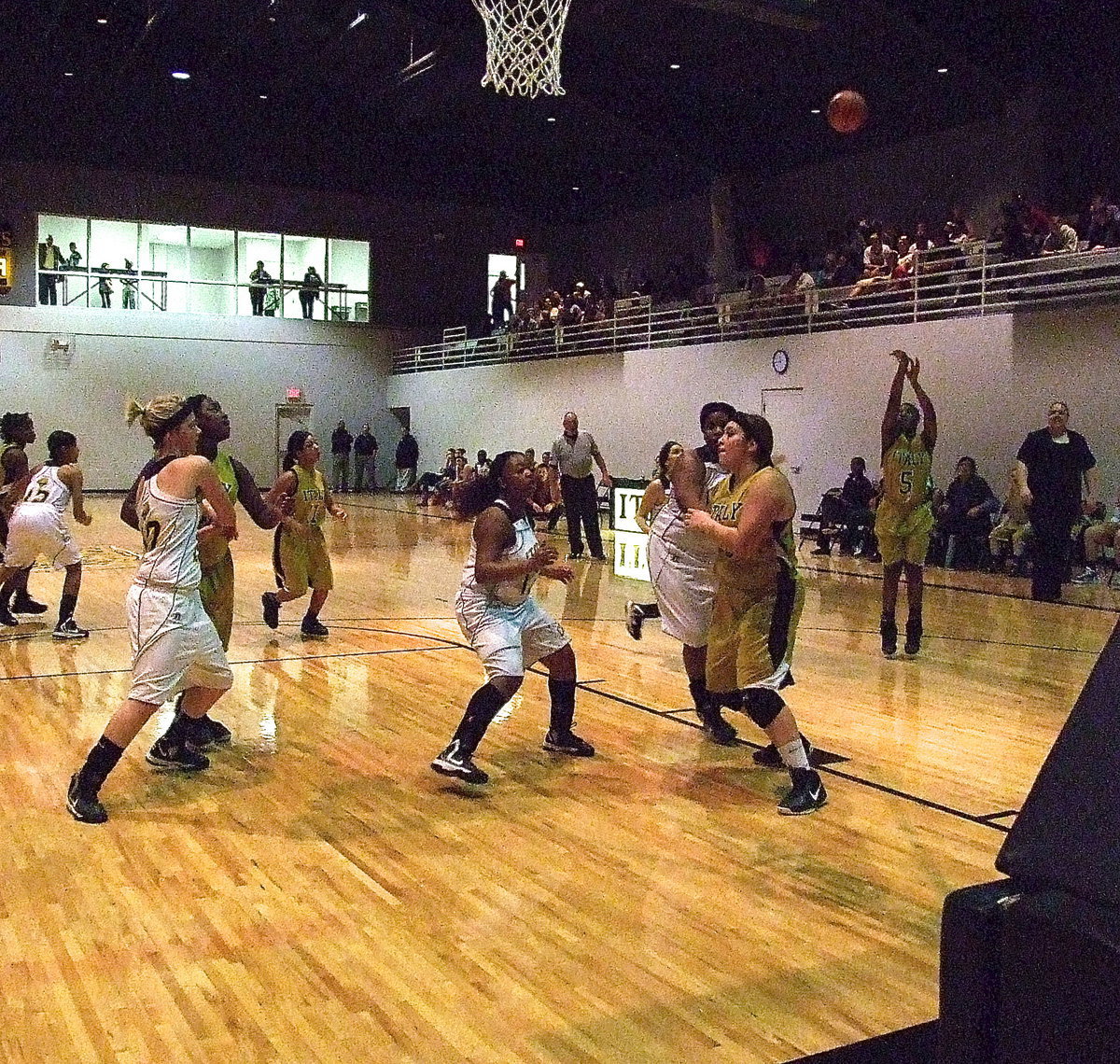 Image: Italy’s Jameka Copeland(5) scores from the left wing for Coach Fullmer as Taleyia Wilson(22) and Monserrat Figueroa(25) battle under the basket.