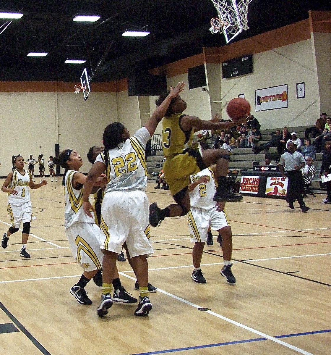 Image: Triple A Academy defenders struggle to match the athleticism of Italy Lady Gladiator sophomore Kortnei Johnson(3).