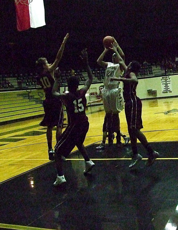 Image: Italy senior John “Squirt” Hughes(20) rises for a shot attempt over the Skyhawk defense.