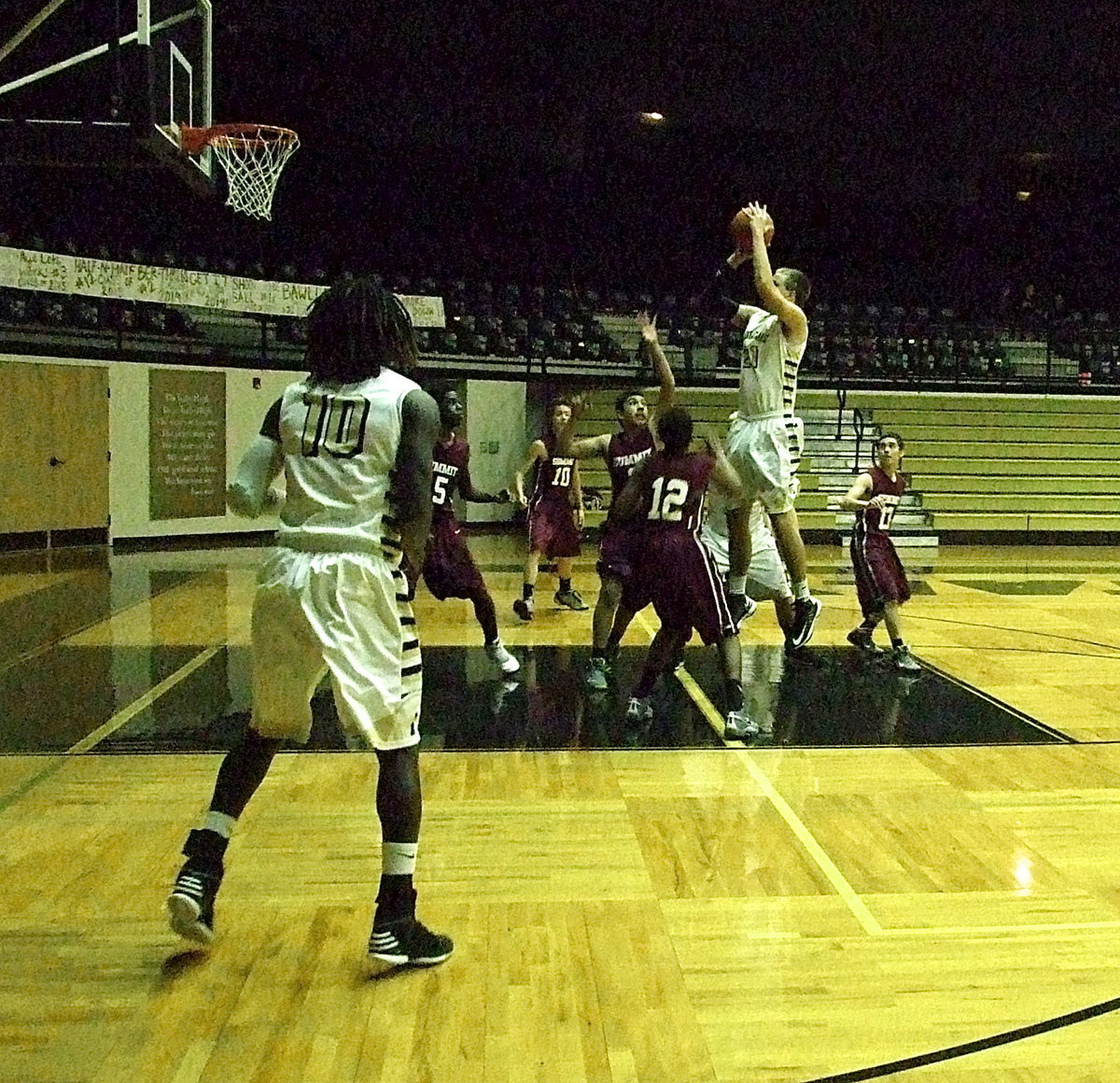 Image: Cole Hopkins(21) puts in 19-points against Arlington Summitt to help Italy win 64-15.