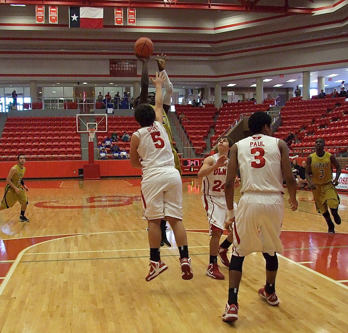 Image: Italy’s Ryheem Walker(10) rises to put up a shot in the paint.