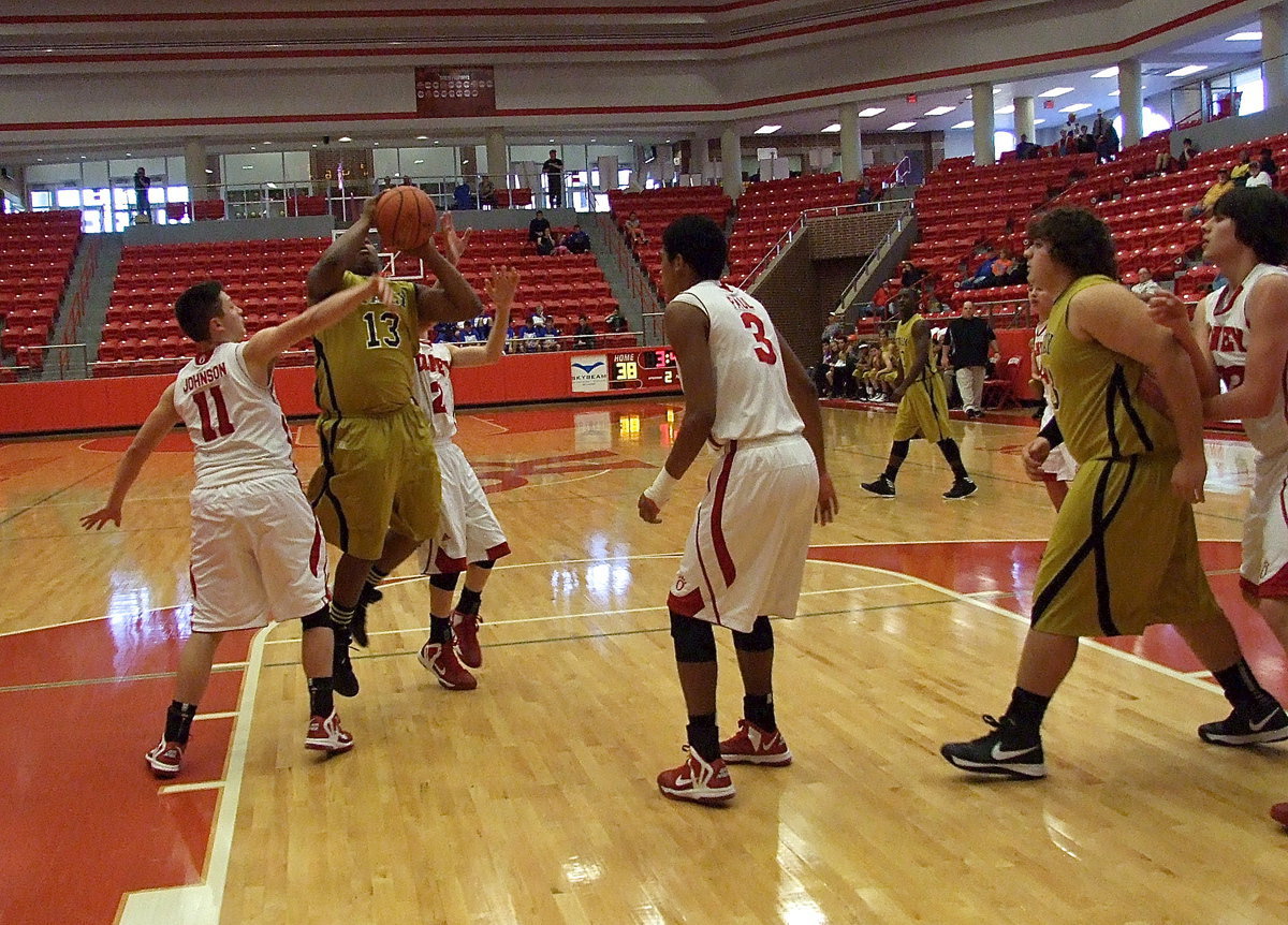 Image: Italy’s Darol Mayberry(13) floors the ball and drives in drawing a shooting foul.