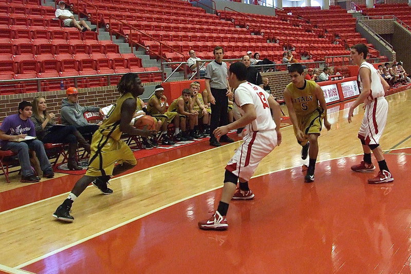 Image: Gladiator Ryheem Walker(10) works off a pick by teammate Reid Jacinto(5).