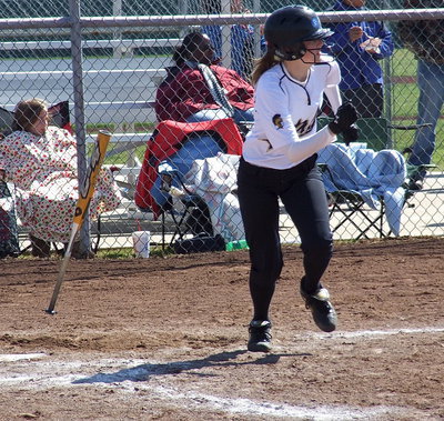 Image: Kelsey Nelson hits a 2-run RBI double to help extend Italy’s advantage over Terrell.