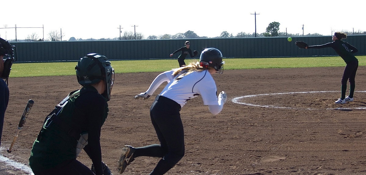 Image: Italy’s Madison Washington(2) ricochetes the ball off Scurry’s pitcher to reach first-base.