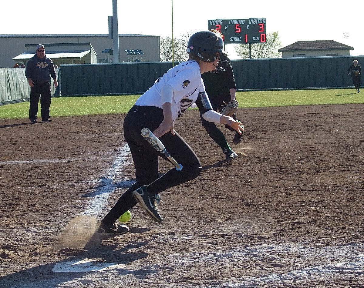 Image: Italy’s Hannah Washington attempts a bunt against Scurry’s Lady Wildcats.