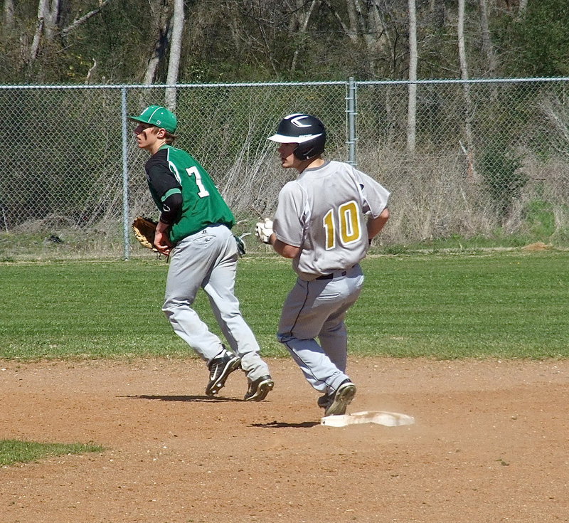 Image: Italy’s Chase Hamilton(10) steals second-base.