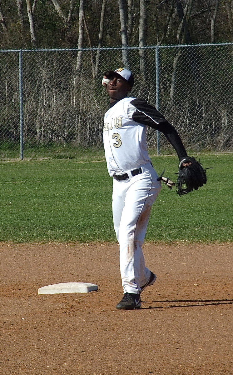 Image: Italy’s shortstop Marvin Cox(3) covers second-base.