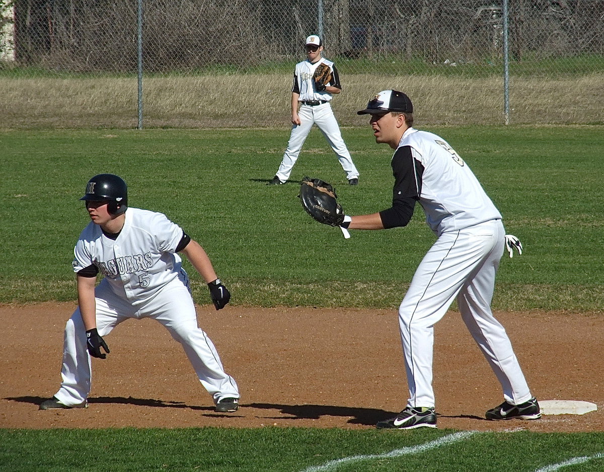 Image: Italy’s Cole Hopkins(9) dares a Hubbard Jaguar to go for it.