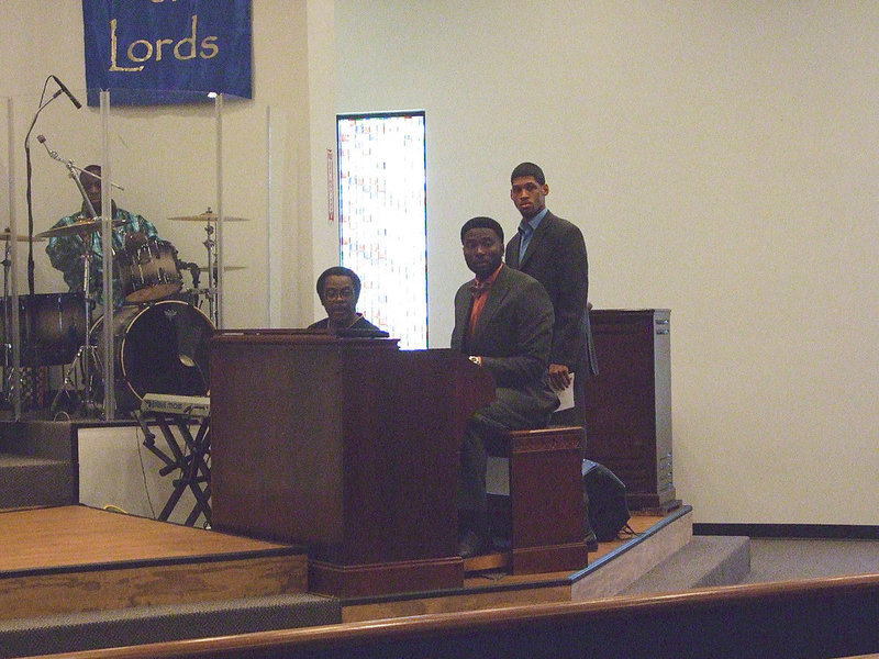 Image: Donnie Thompson-organ, Javar McCoy-keyboard, Leland Haynes-drums wait for the procession.