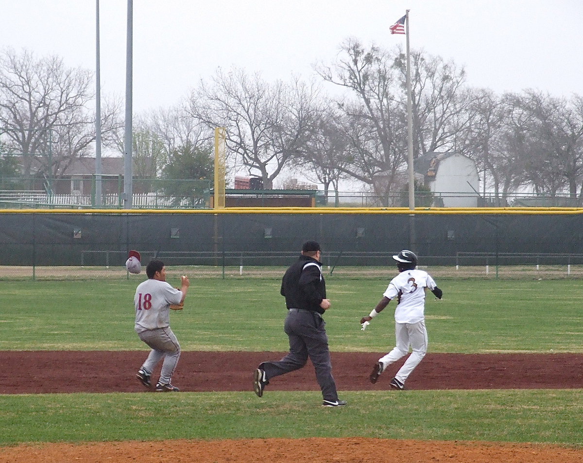 Image: Italy’s Marvin Cox(3) gets caught in a rundown between second and third but Roosevelt’s infielders are unable tag Cox before he returns to second-base.