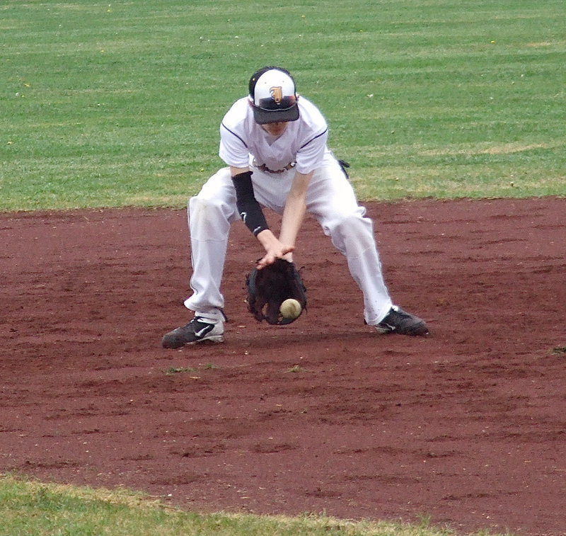 Image: Italy’s second-baseman Ty Windham(12) covers a grounder between sets.