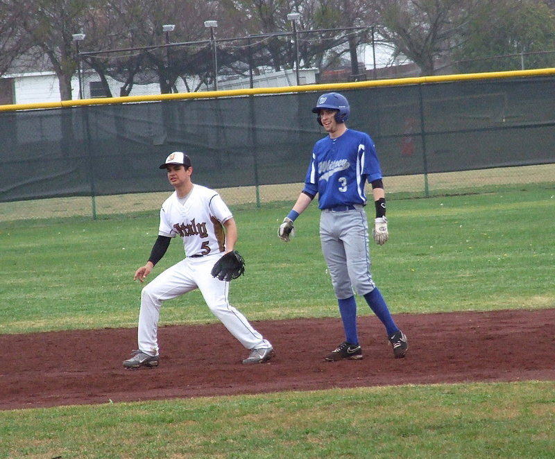 Image: Italy’s shortstop Reid Jacinto(5) attempts to keep a Wildcat runner close to the second-base bag.