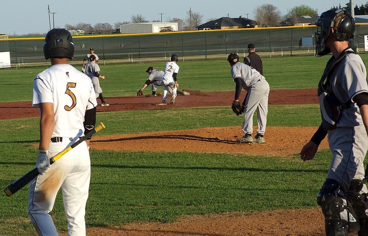 Image: Reid Jacinto(5) looks on as his cousin, Caden Jacinto(2), steals second base for Italy.