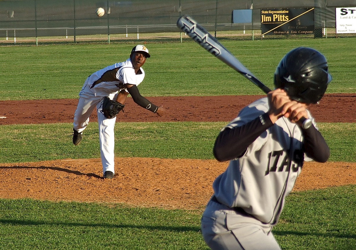 Image: Italy’s Marvin Cox(3) holds nothing back against Itasca to get the win.