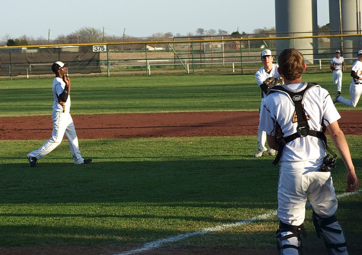 Image: Marvin Cox(3) and Justin Wood(4) back off as first baseman Cole Hopkins rushes in to catch a pop fly.