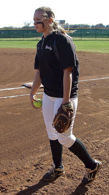 Image: Italy pitcher Jaclynn Lewis gets ready to take down the Avalon Lady Eagles.