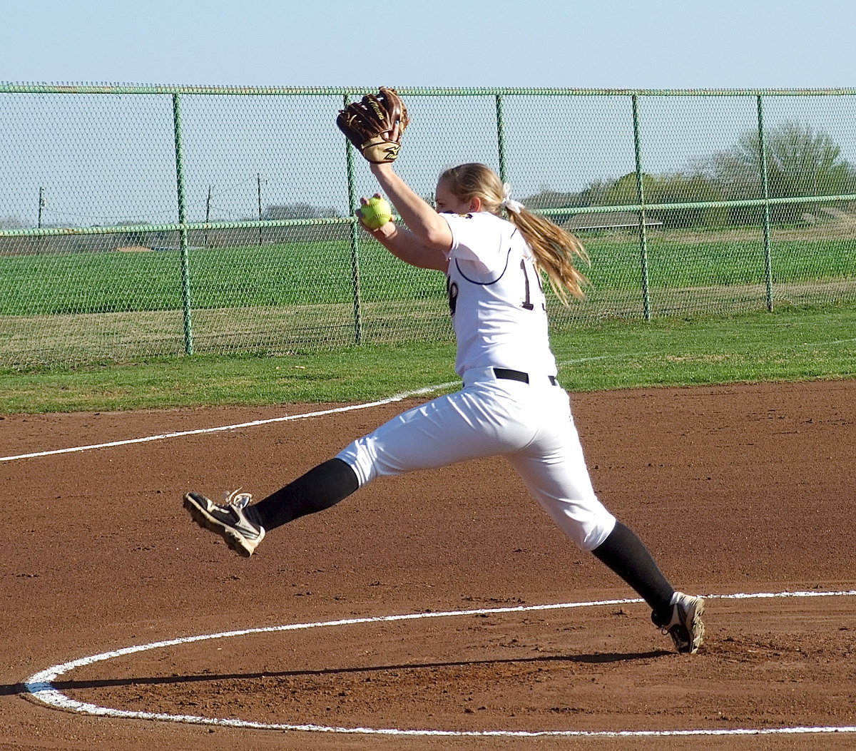 Image: Italy’s Jaclynn Lewis(15) is brilliant against the Lady Eagles from the mound.