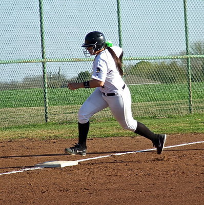 Image: Rounding third base is Italy’s Alyssa Richards(9).